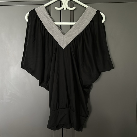 Double V-Neck Dressy -Size M- Romeo & Juliet Couture - Picture 7 of 7